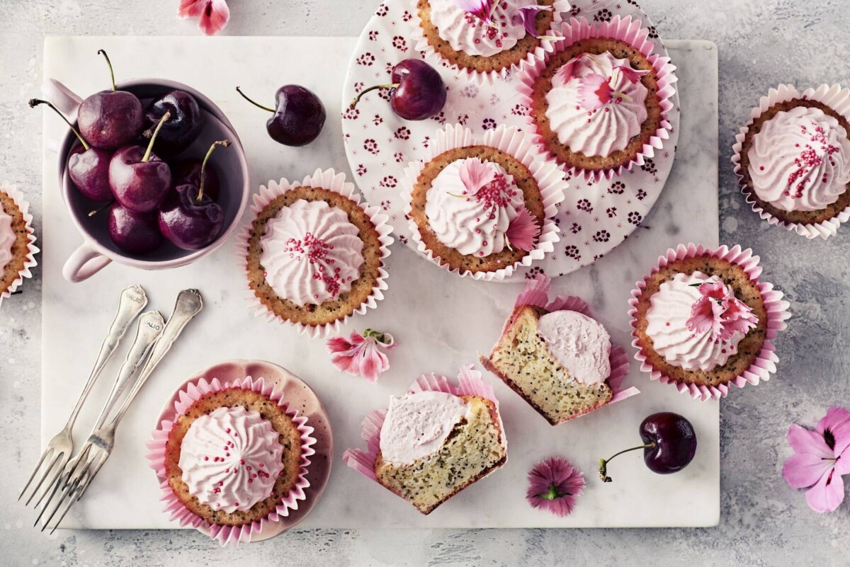 Citron- och vallmomuffins med körsbärsfrosting