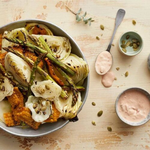 Sallad med grillade grönsaker och salsadressing