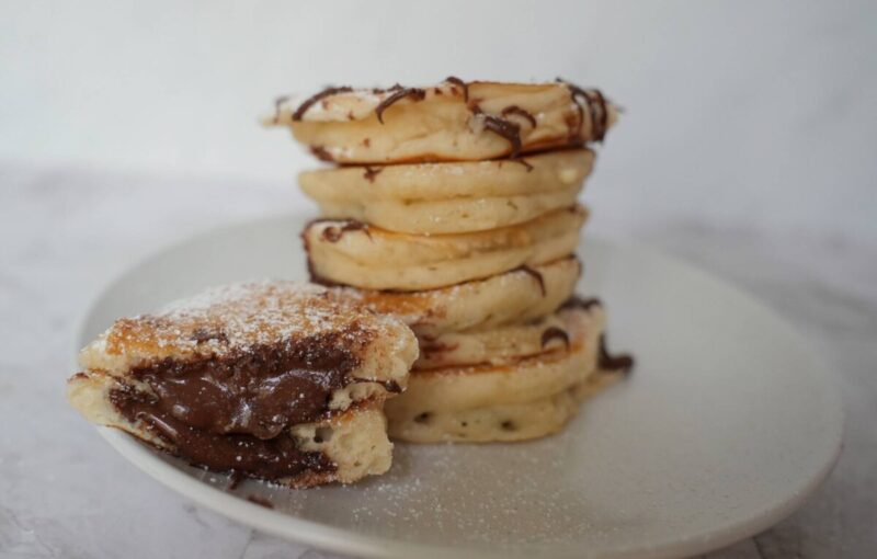 Helans amerikanska pannkakor på mandeldryck