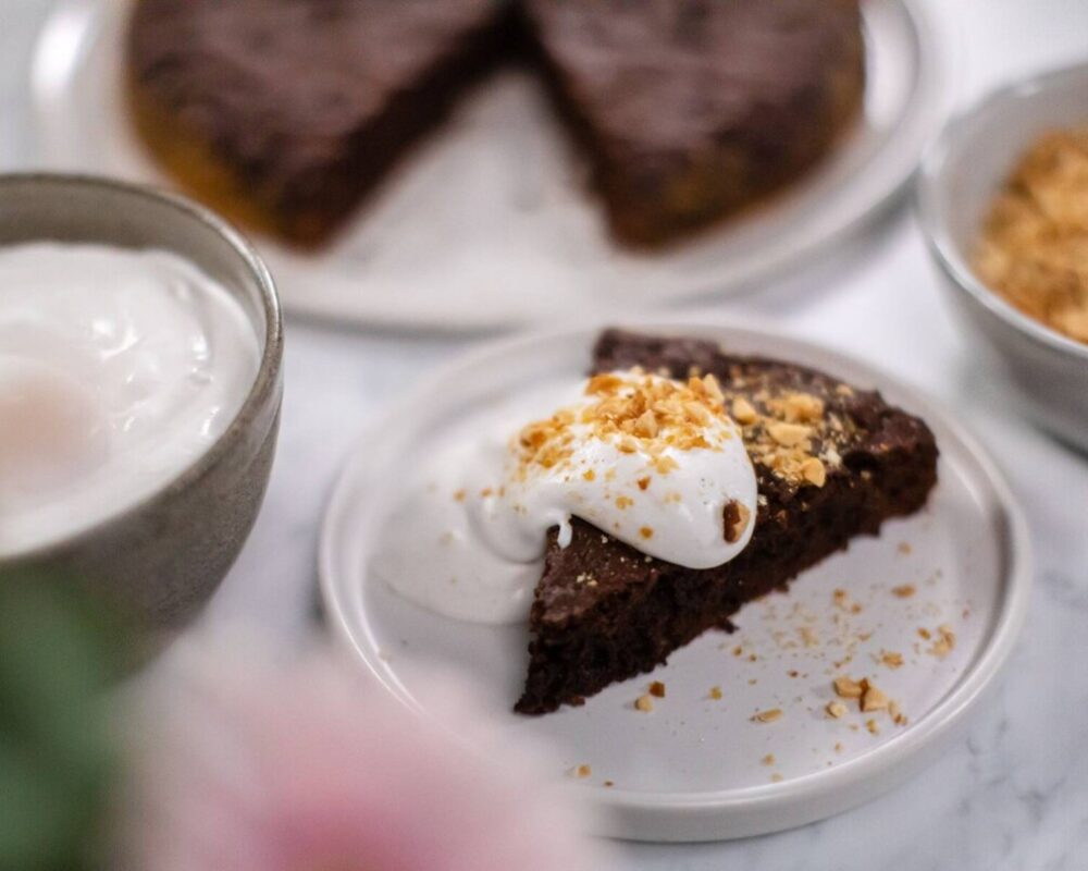 Kladdkaka med jordnötscrunch och vaniljgrädde