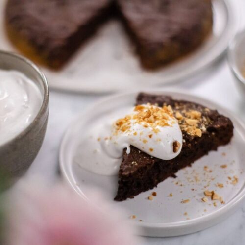 Kladdkaka med jordnötscrunch och vaniljgrädde