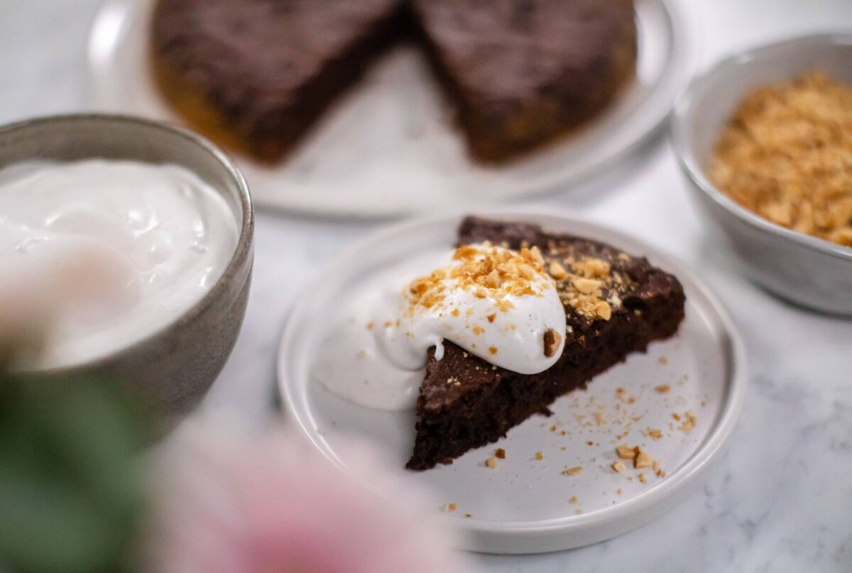 Kladdkaka med jordnötscrunch och vaniljgrädde