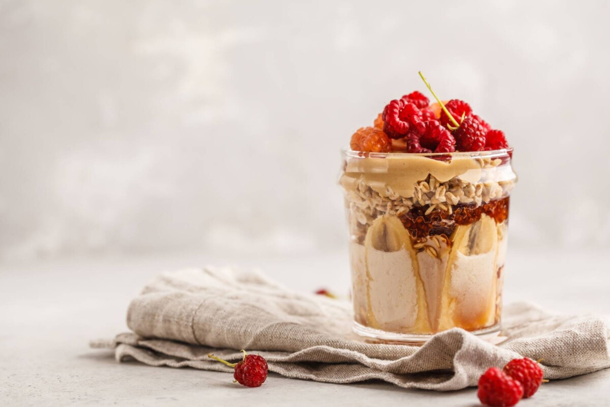 Overnight oats med jordnötssmör och proteinpudding