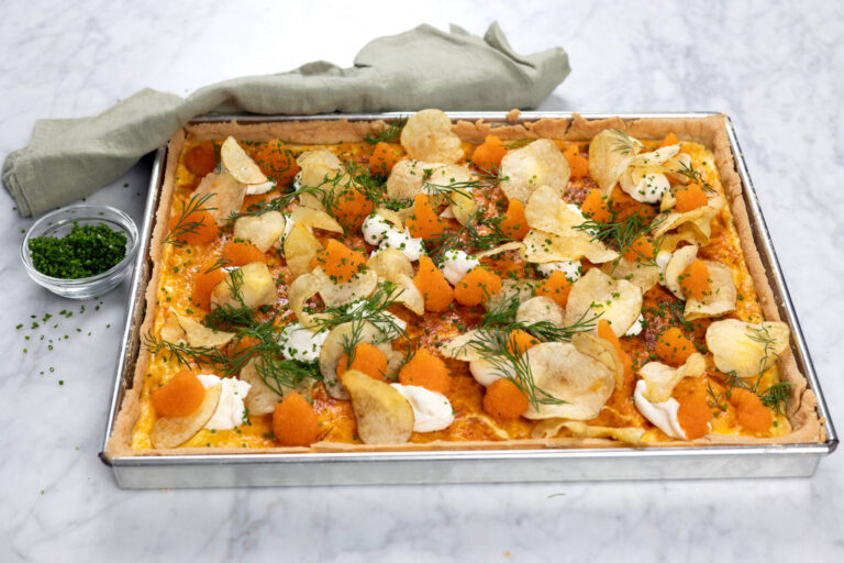 Toppad Lyxig ostpaj toppad med löjrom och crème fraiche - Valio Sverige