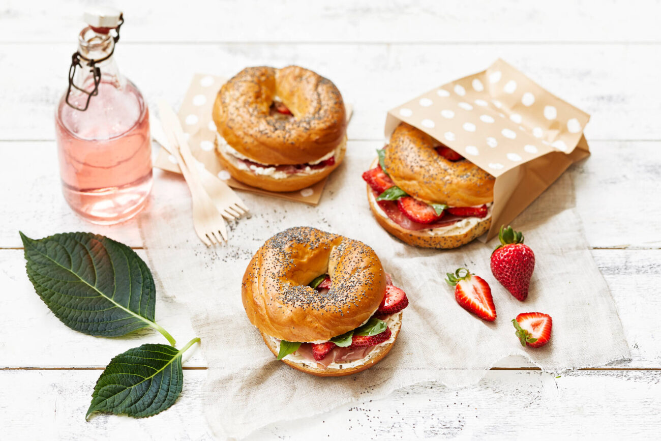 Bagels med basilika och jordgubbar
