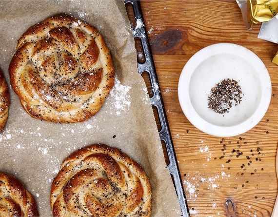 Saftiga kardemummabullar på en bakplåt