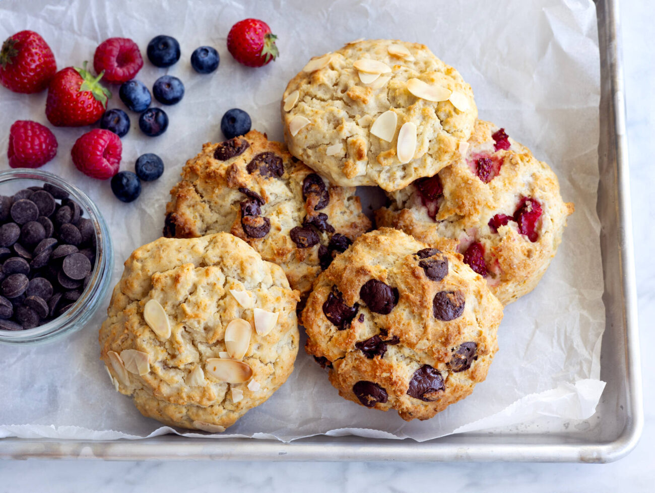 Scones med jordgubbar och choklad