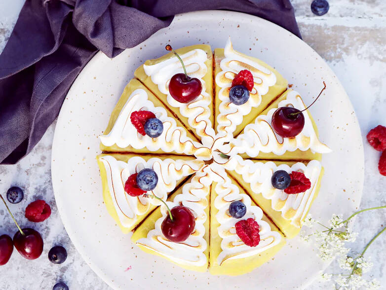 Mazarintårta med flädercurd och maräng