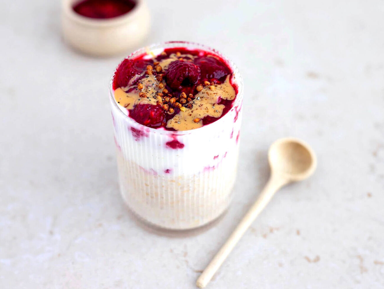 Overnight oats med hallon och nötsmör