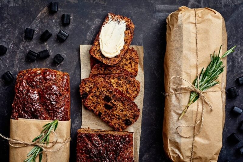 Julbröd på en skärbräda och i omslagspapper