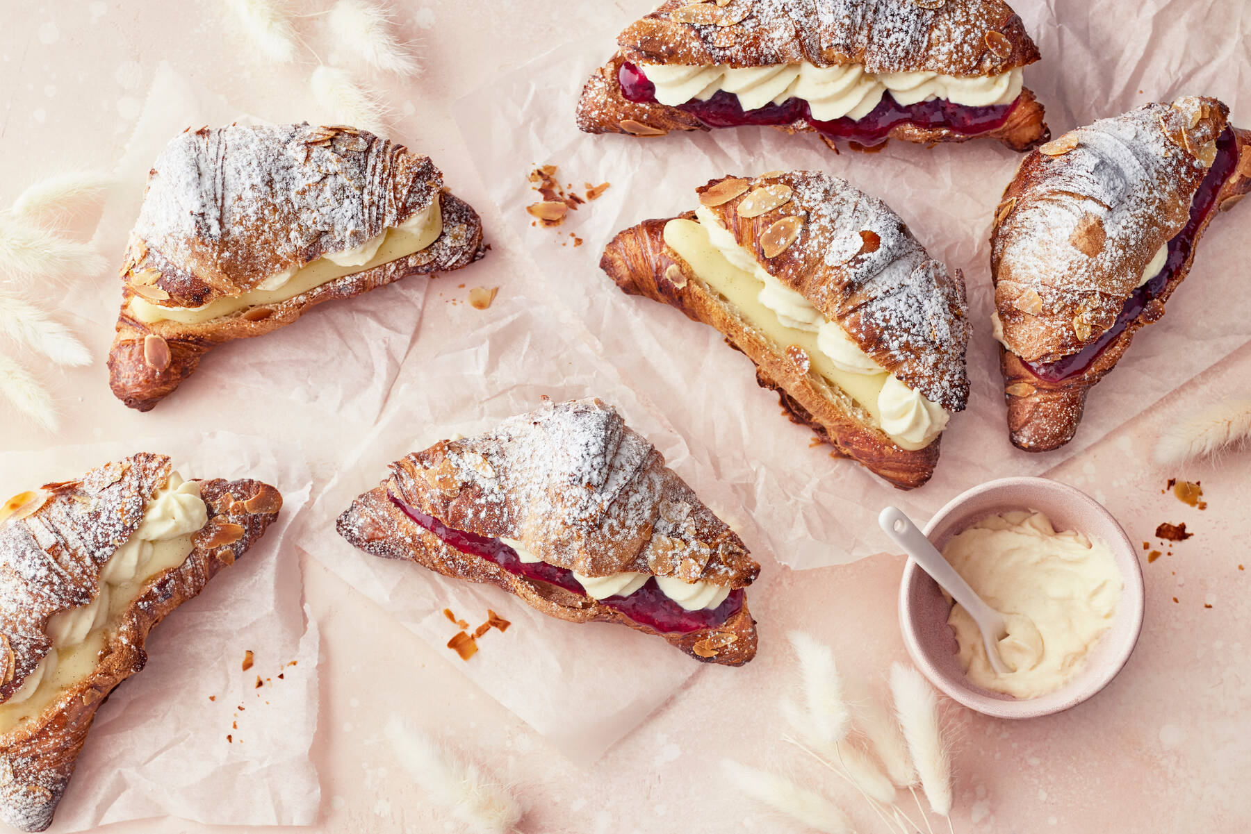 Semla gjort på croissant med grädde och sylt