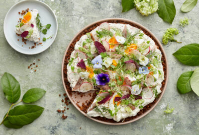 Silltårta med kavring dekorerad med blommor