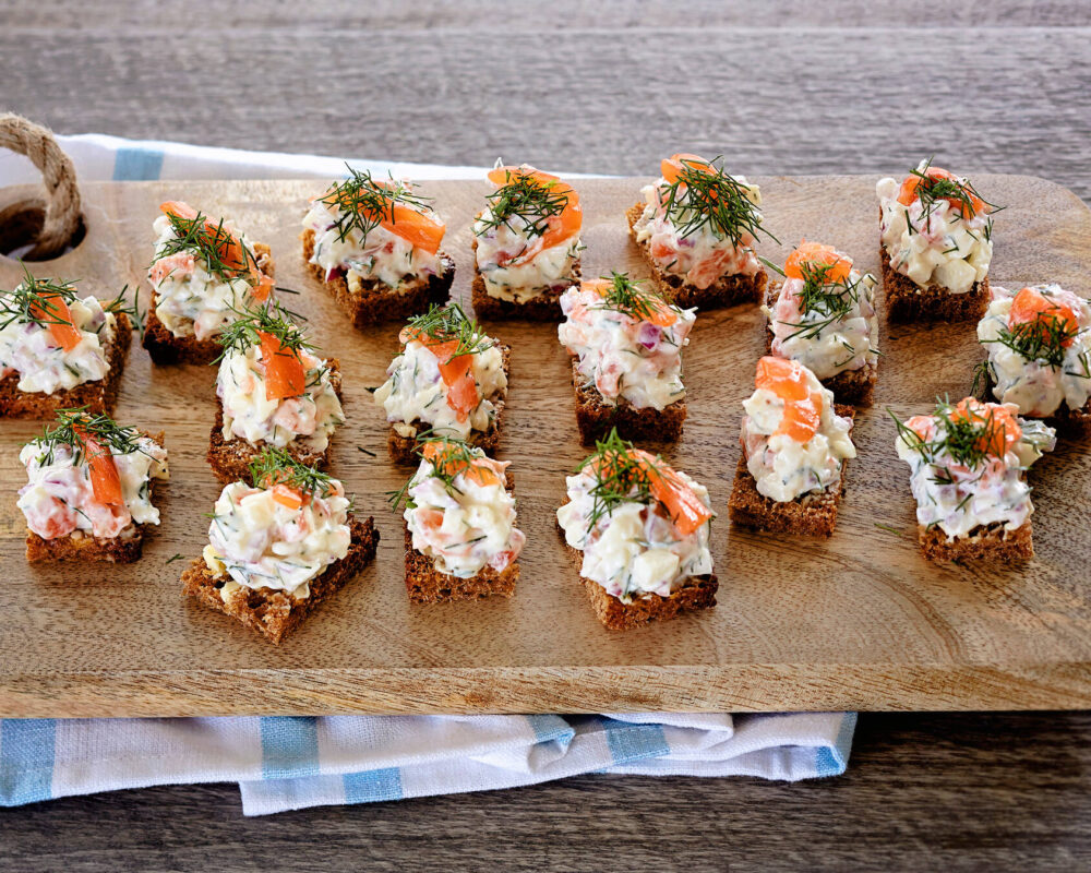 Laxtartar på bröd