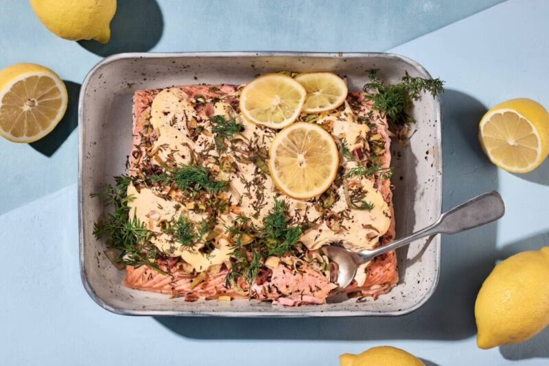 Lax i ugn med crème fraîche, citron och dill