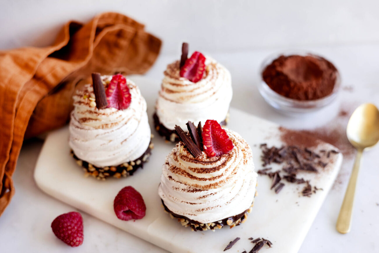 Pavlovabakelse med choklad, hallon och pistage