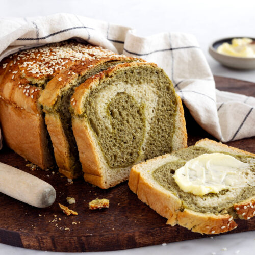 Bröd med pesto och matcha