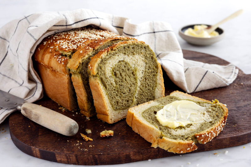 Bröd med pesto och matcha