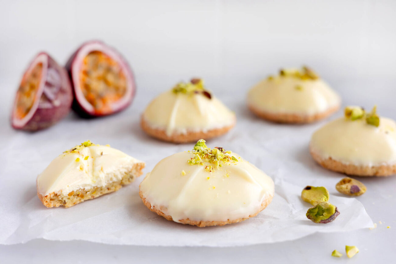 Biskvi med passionsfrukt och pistage