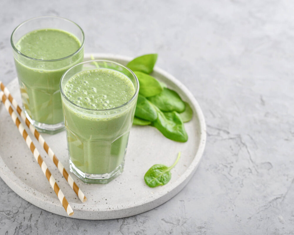 Grön smoothie med mango och ingefära