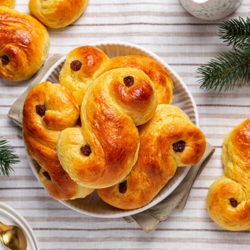 Saftiga lussebullar med crème fraîche
