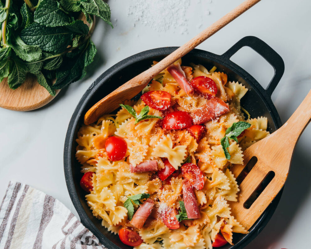 One Pot-pasta med skinka och tomat