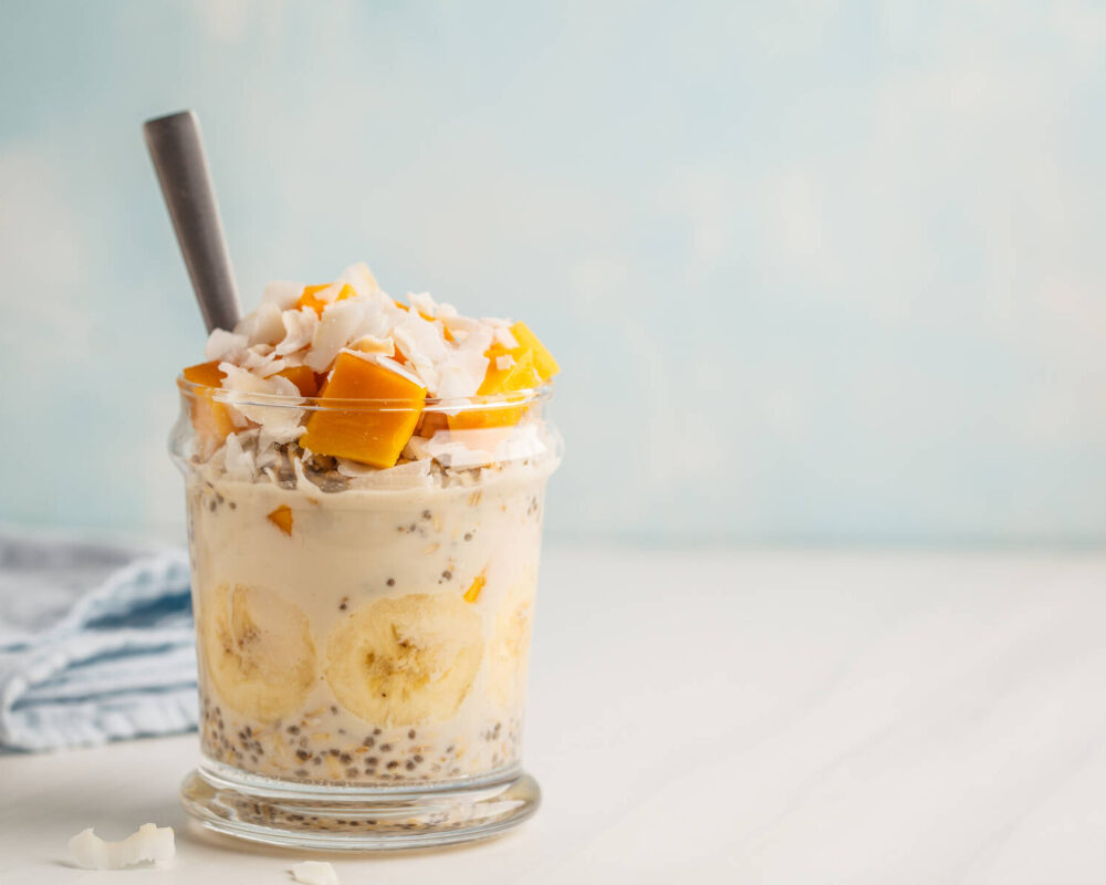 Overnight oats med mango och kokos