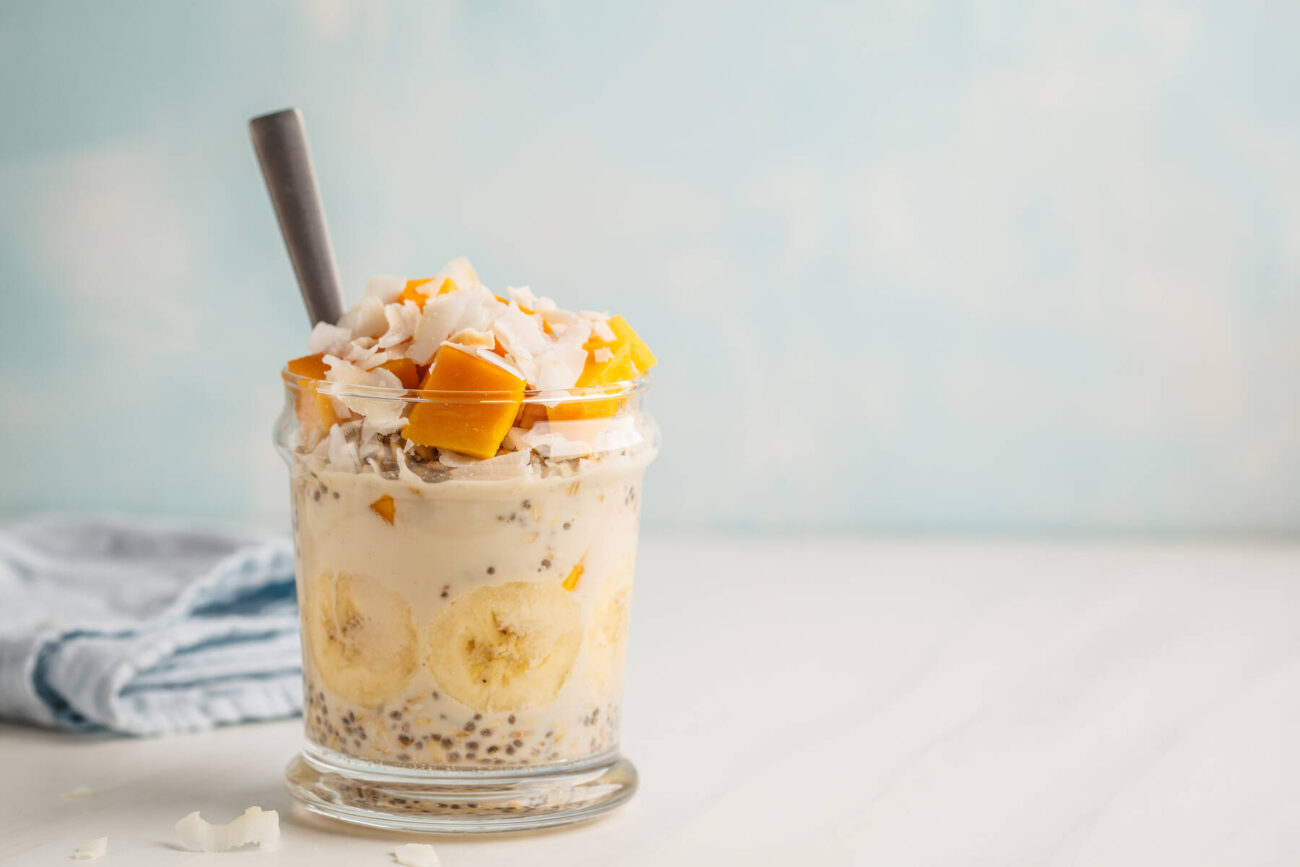 Overnight oats med mango och kokos