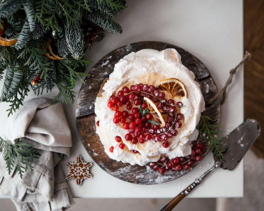 Pavlova med citrongrädde och lingon