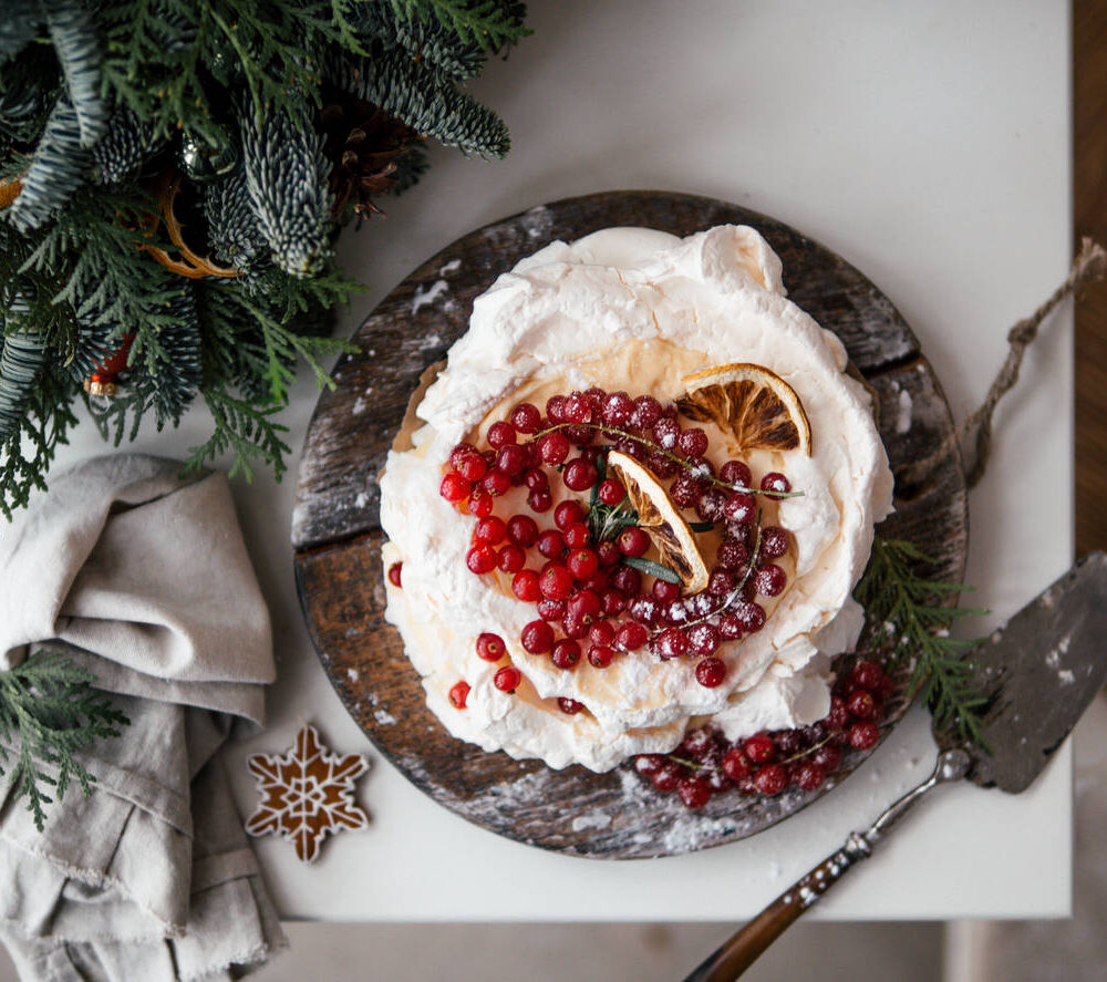 Pavlova på fat med lingon på sidan