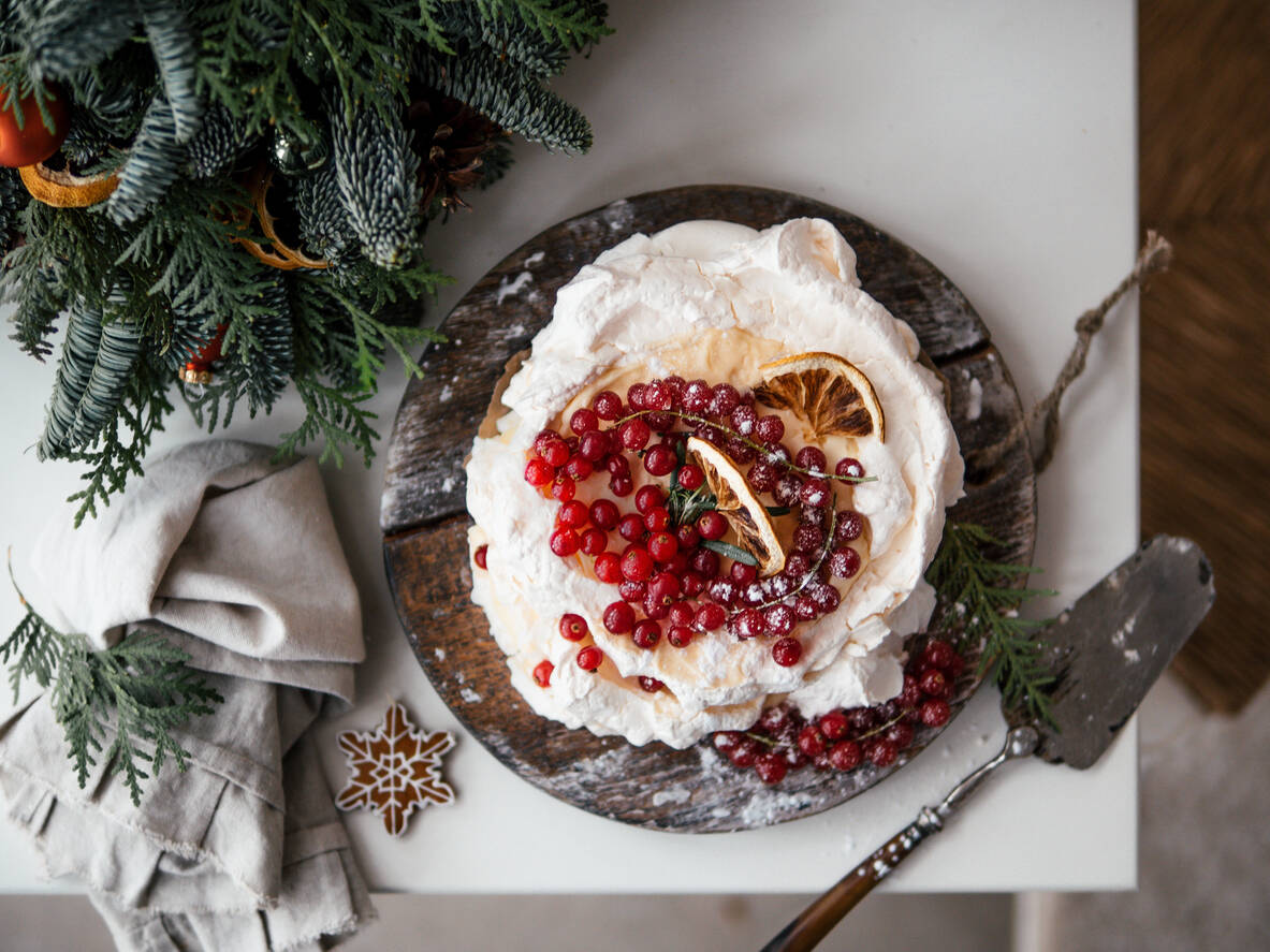 Pavlova med citrongrädde och lingon
