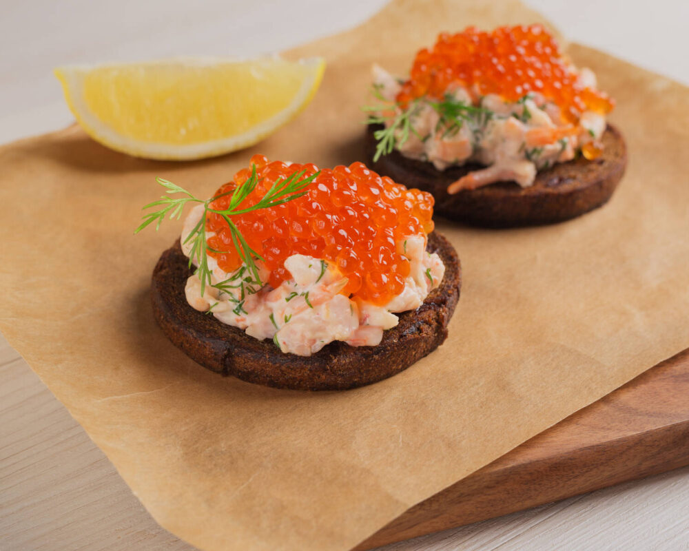 Snittar med skagenröra och löjrom