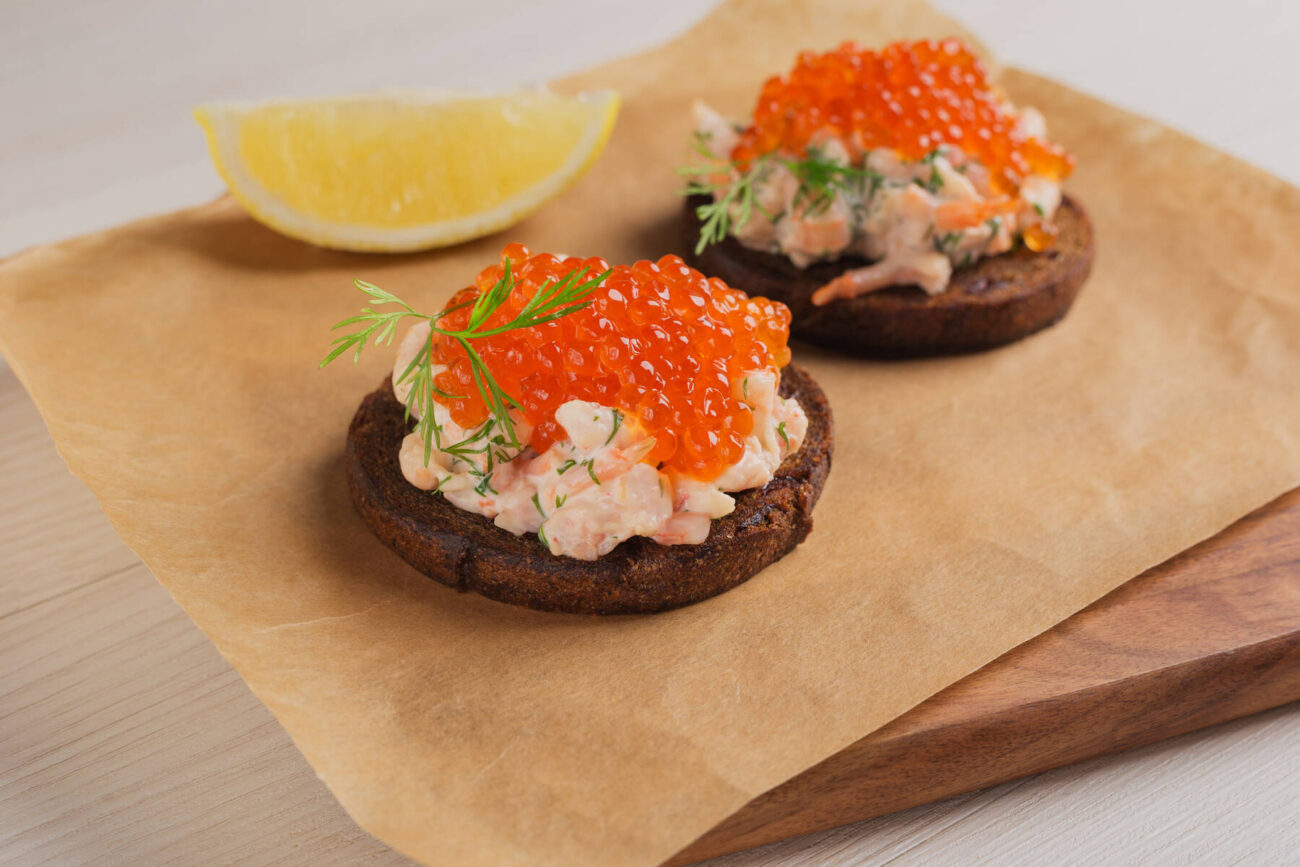 Snittar med skagenröra och löjrom