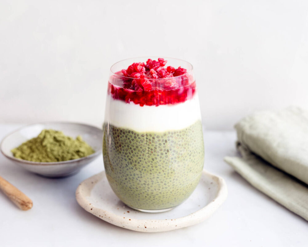 Chiapudding med matcha och hallon