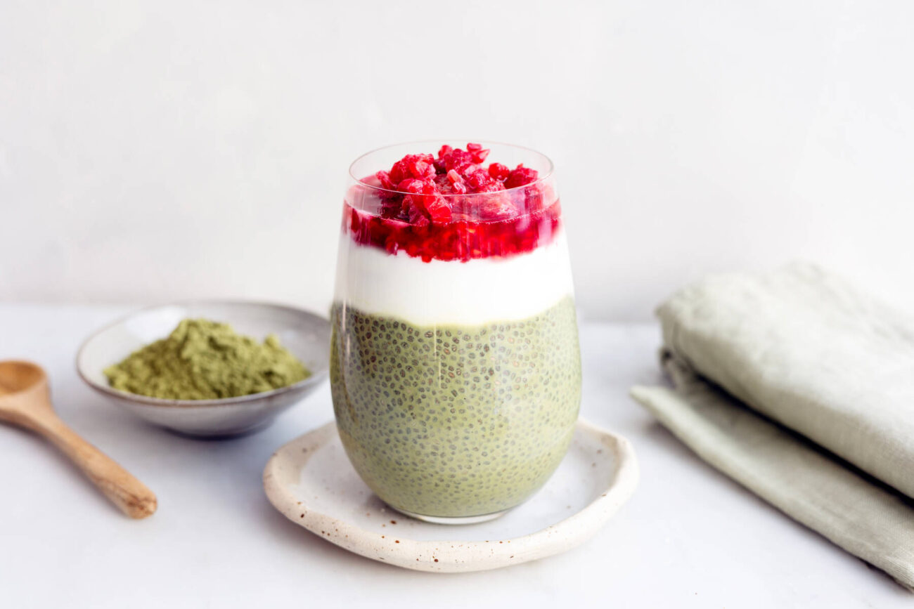 Chiapudding med matcha och hallon