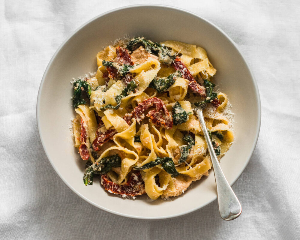 Krämig pasta med spenat och soltorkade tomater