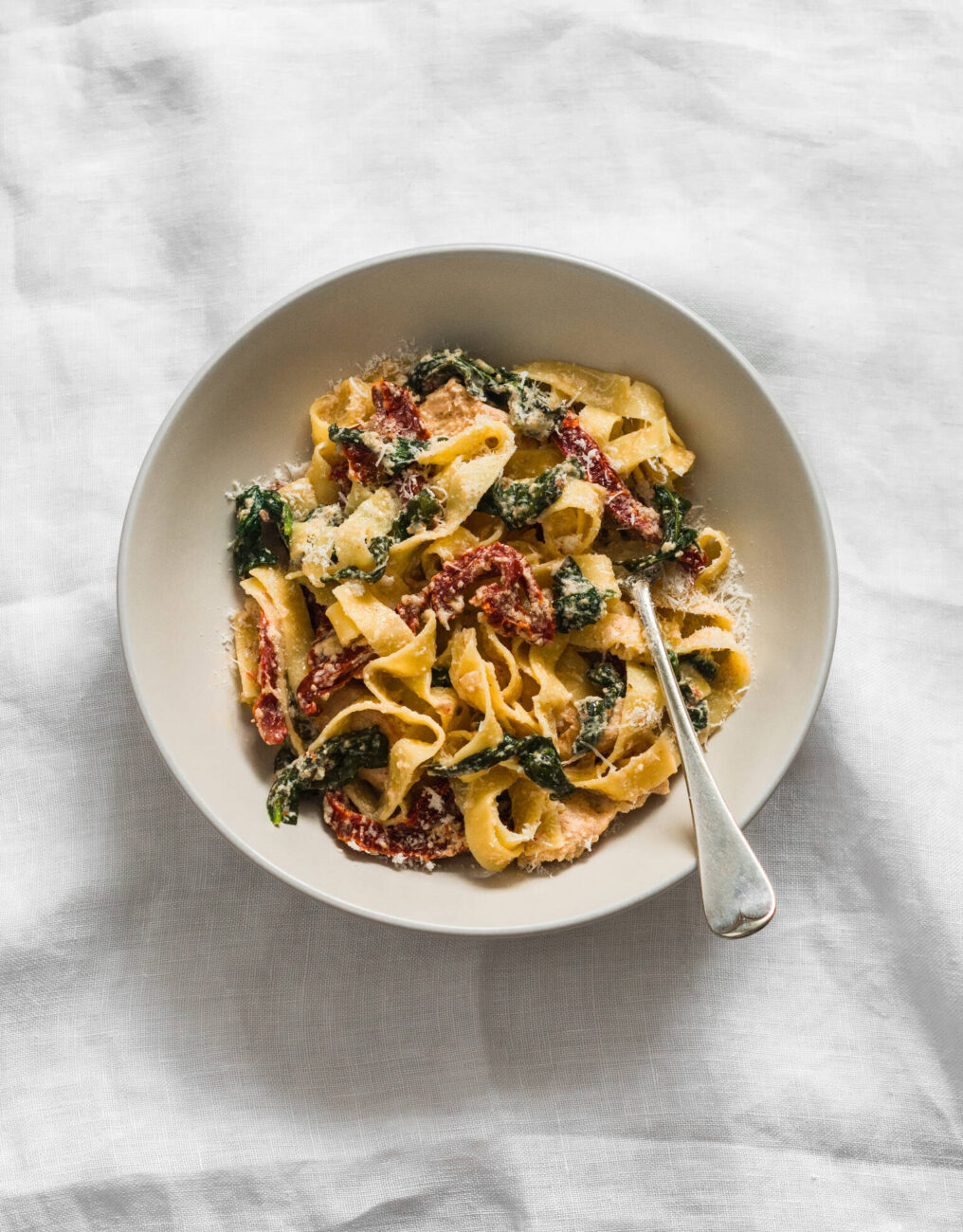 Krämig pasta med spenat och soltorkade tomater