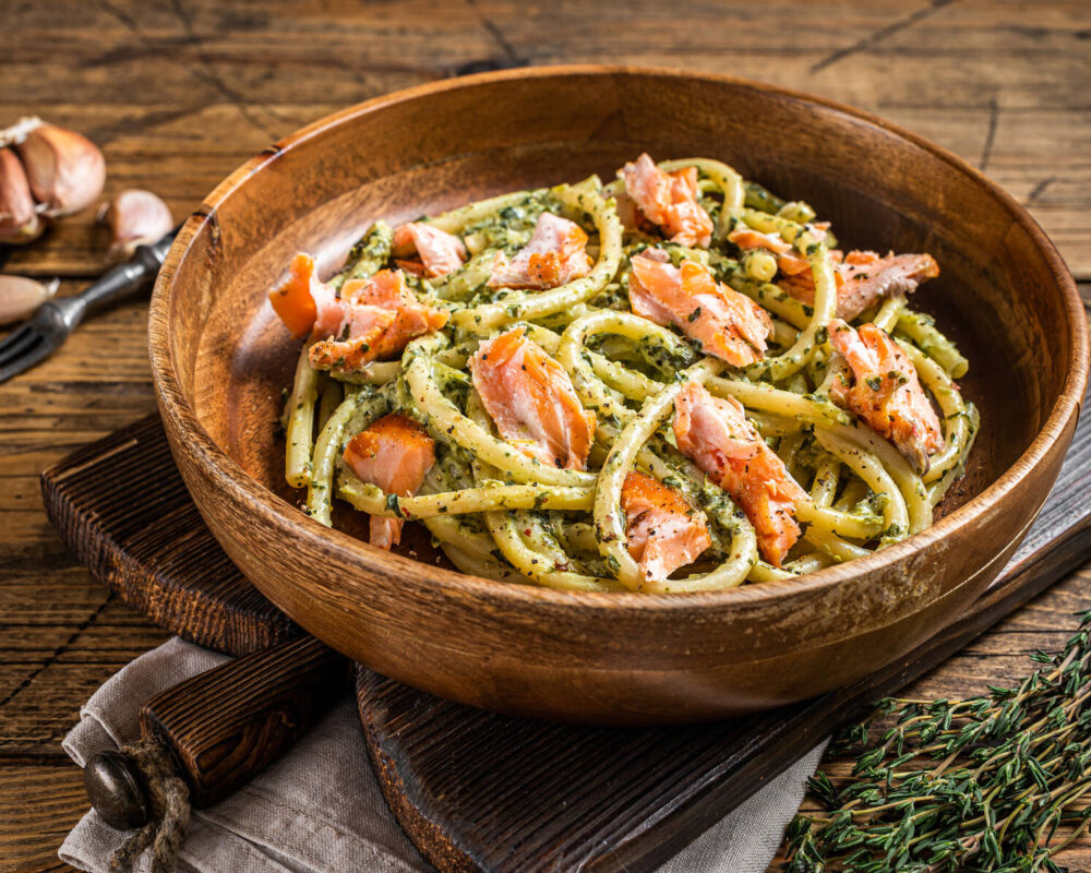 Krämig laxpasta med pesto