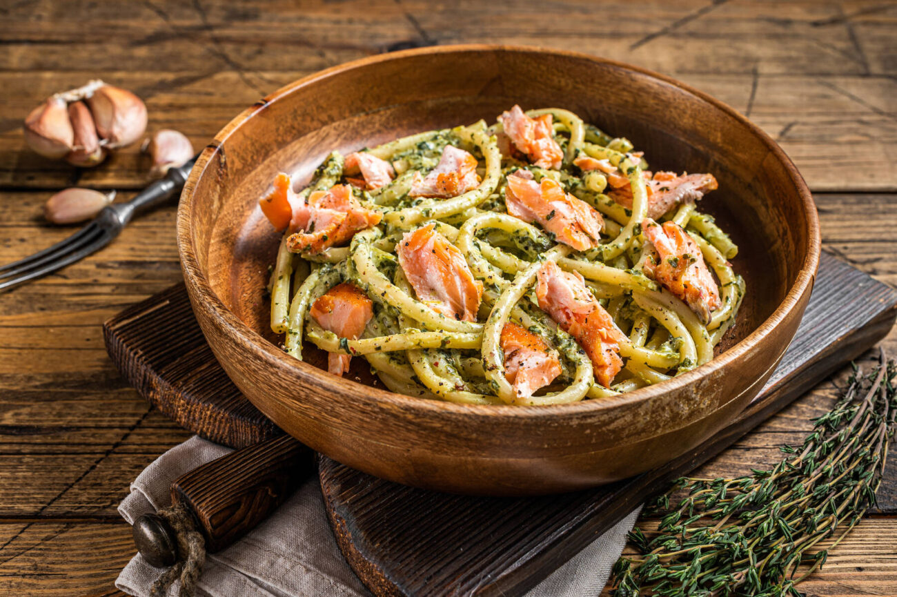 Krämig laxpasta med pesto
