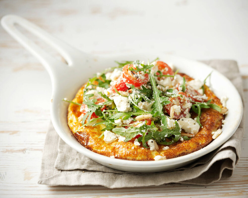Ugnsbakad ostomelett med sallad