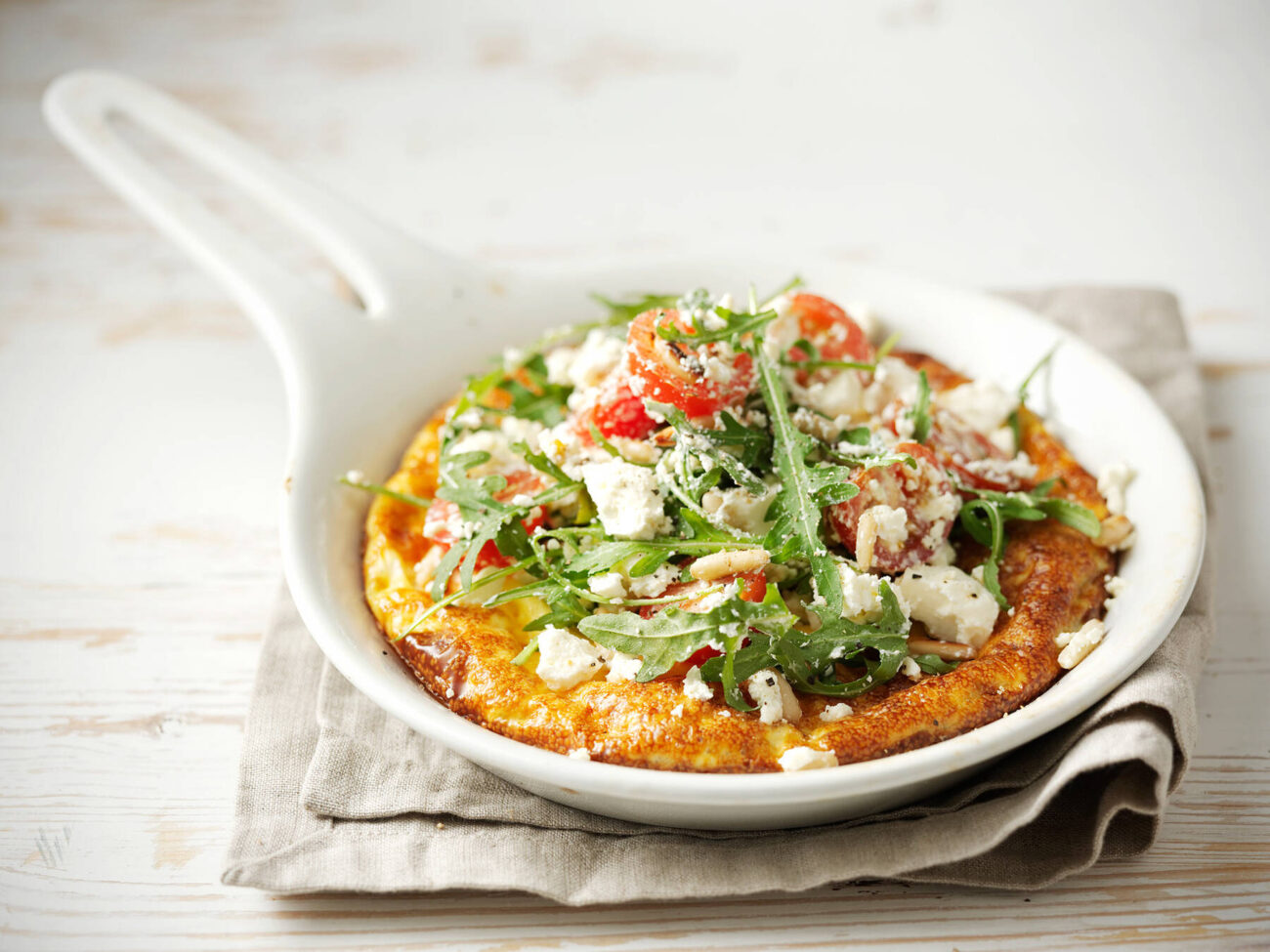Ugnsbakad ostomelett med sallad