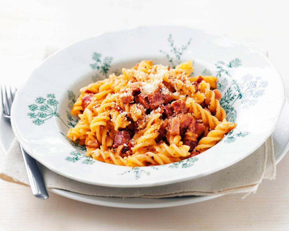 Skinkpasta med pesto och soltorkade tomater