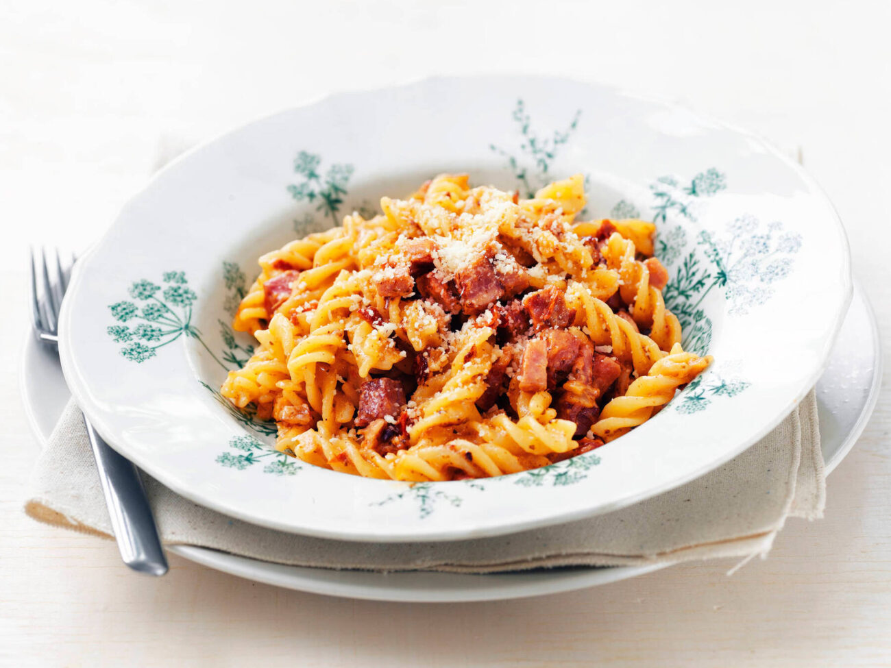 Skinkpasta med pesto och soltorkade tomater