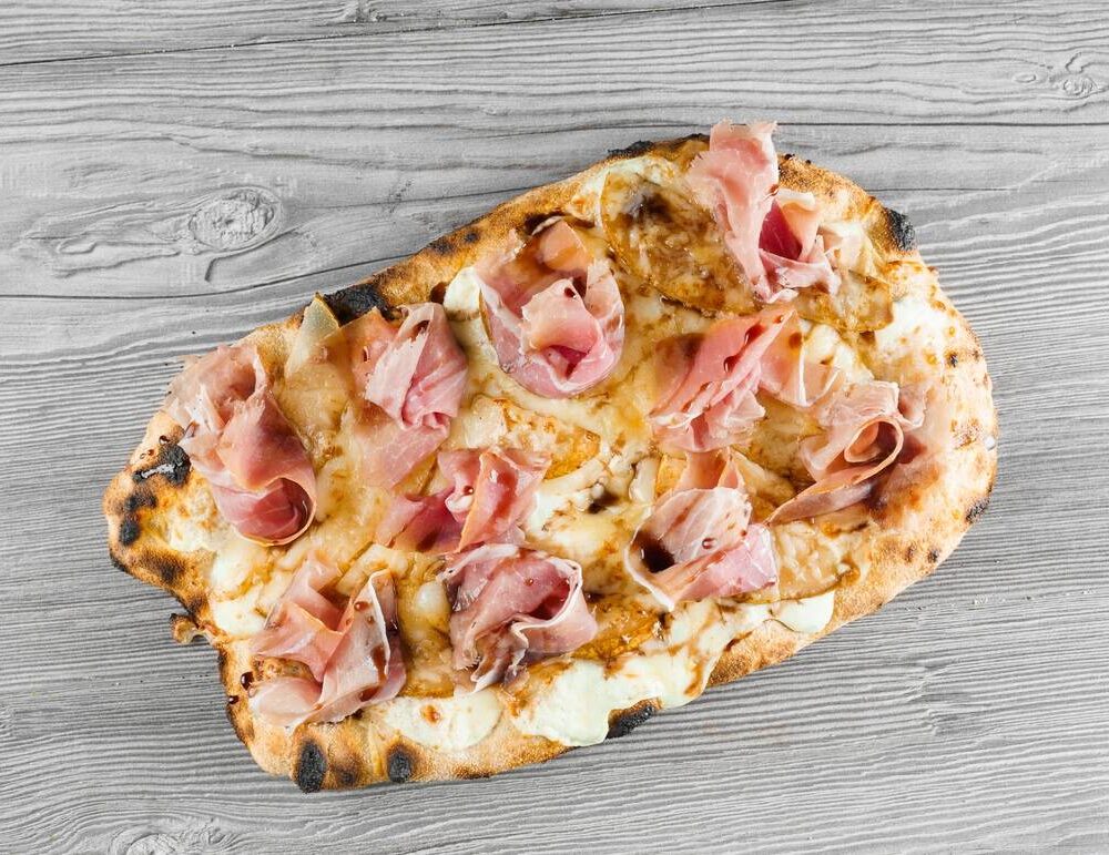 Pinsa bianco med päron och prosciutto