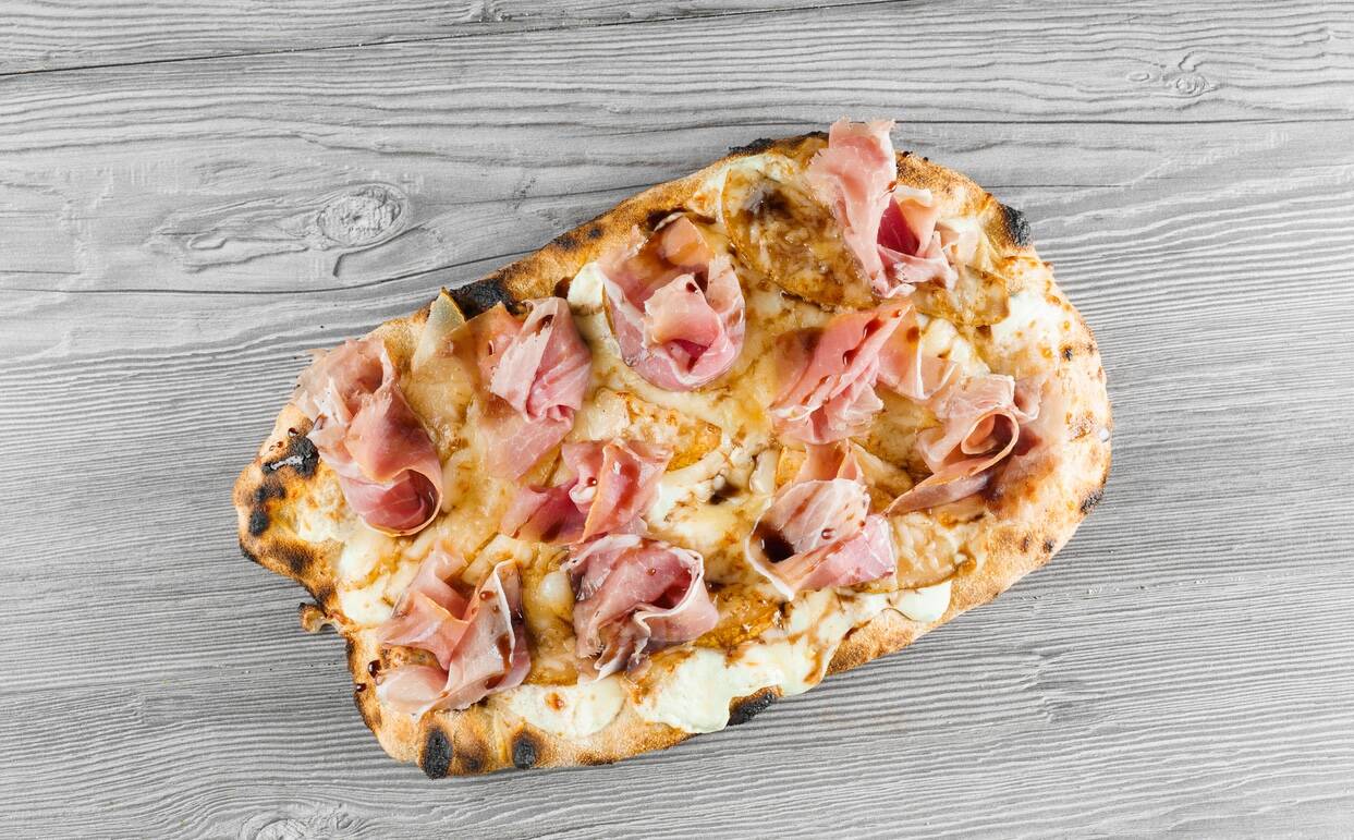 Pinsa bianco med päron och prosciutto