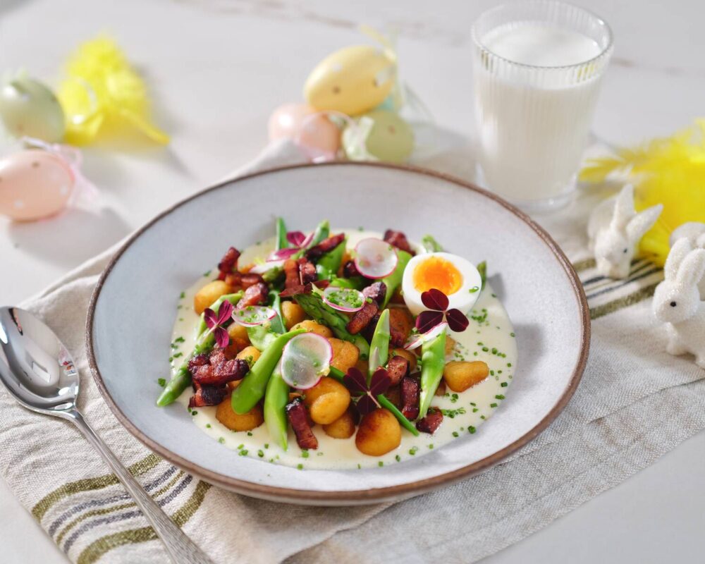 Gnocchi med krämig kycklingsås och vårprimörer