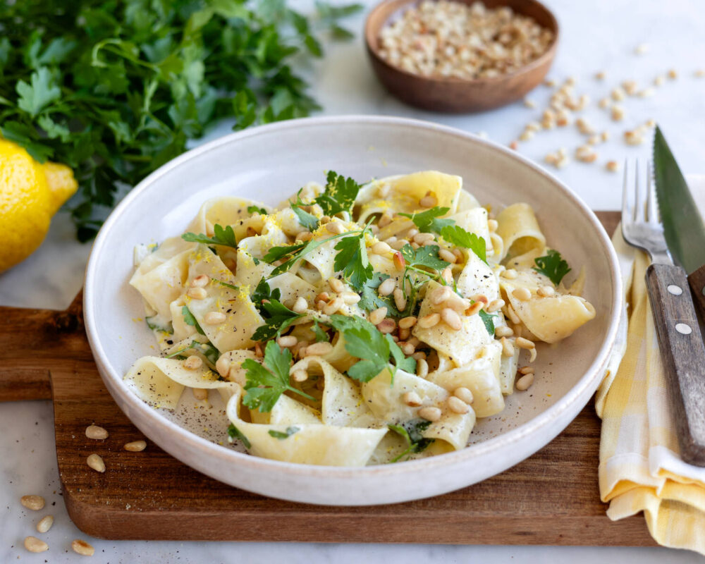 Citronpasta med tre ostar och pinjenötter