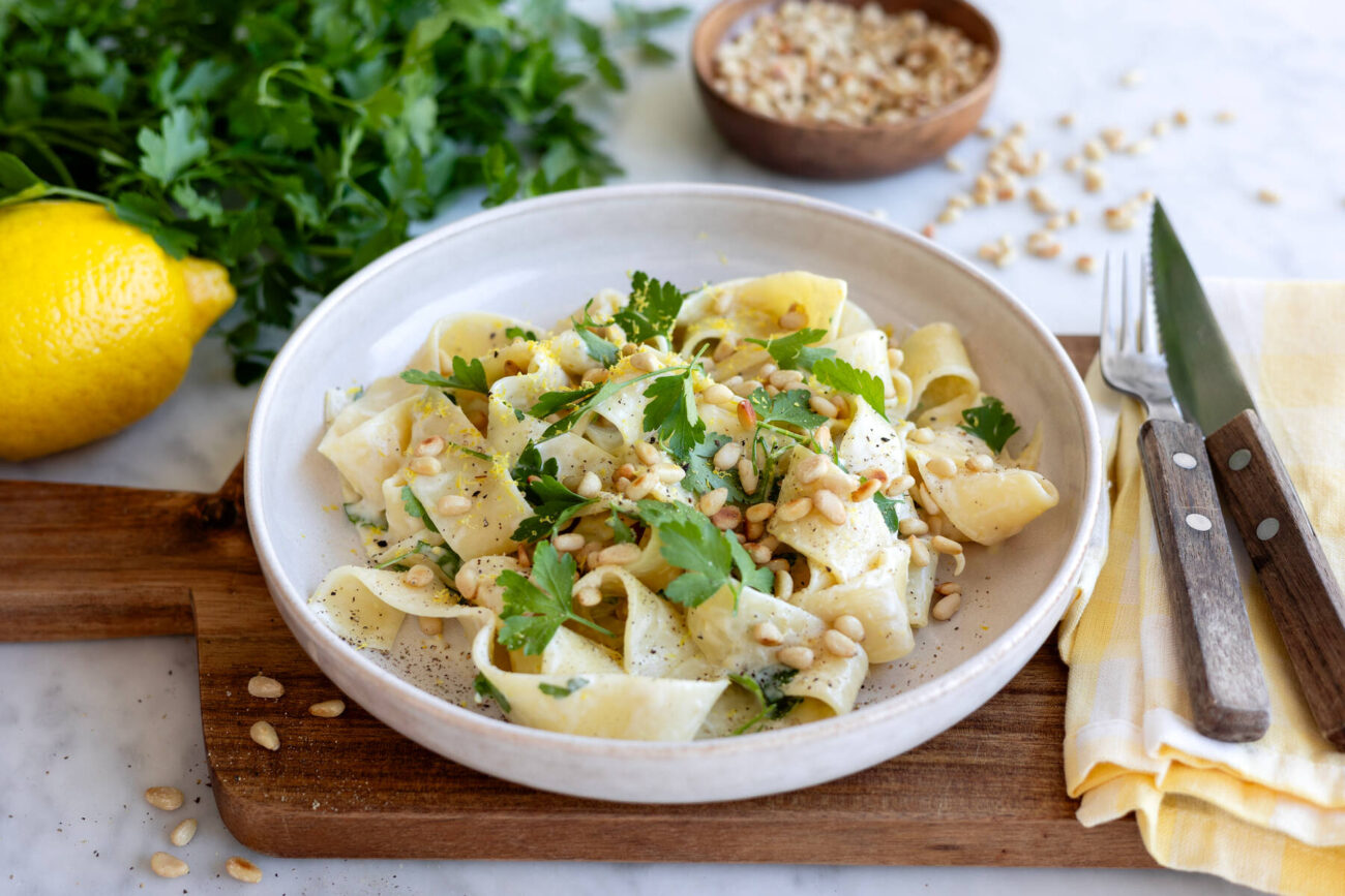 Citronpasta med tre ostar och pinjenötter