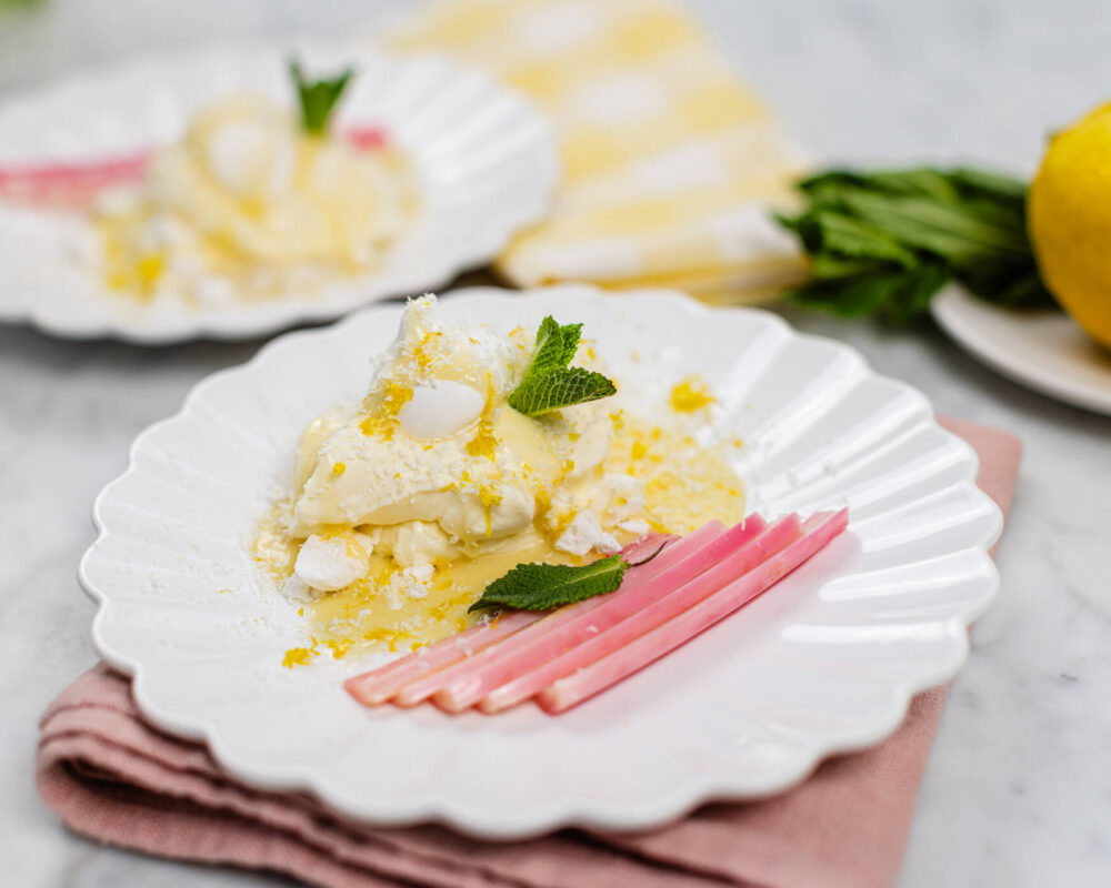 Vårig marängsviss med rabarber och vit chokladsås