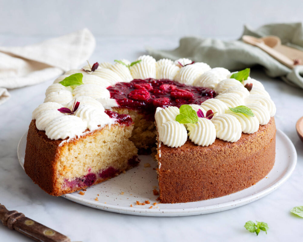 Sockerkaka med brynt smör, hallon och kokos