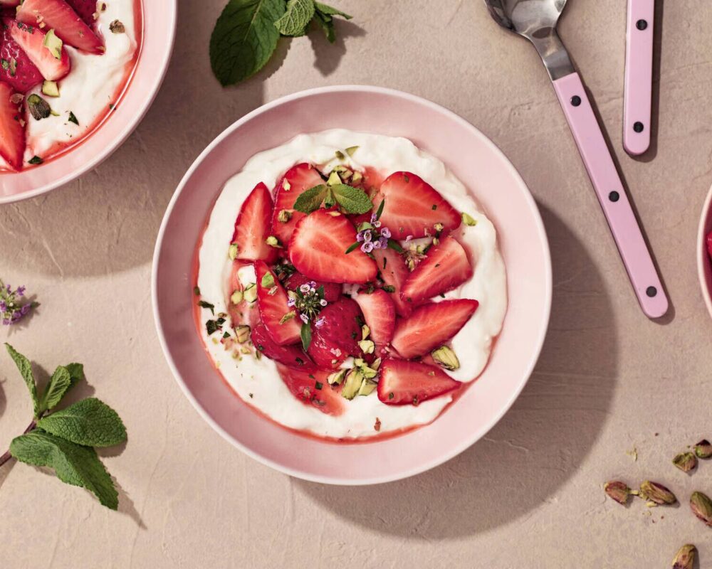 Krämig Cottage Cheese Bowl med marinerade jordgubb